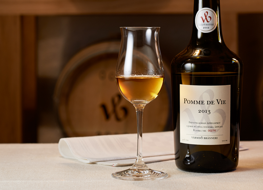 varmdo_branneri_pomme_de_vie_appelbrannvin_900x650